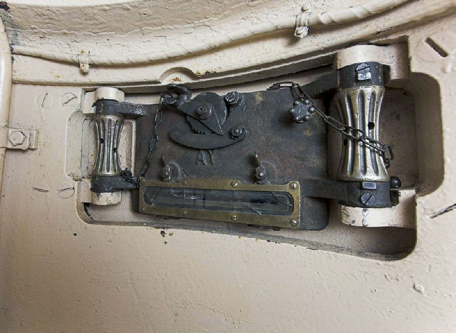 Ligne Maginot - Petit ouvrage d'infanterie A5 - BOIS du FOUR - Cloche VDP
Épiscope L696 en place 