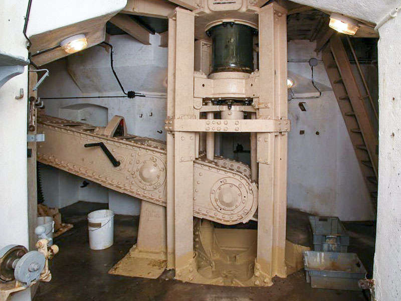 Ligne Maginot - BOIS DU FOUR - A5 - (Ouvrage d'infanterie) - Tourelle de mitrailleuses
Etage inférieur de la tourelle avec le bras balancier