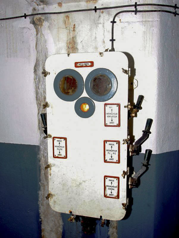 Ligne Maginot - BOIS DU FOUR - A5 - (Ouvrage d'infanterie) - Tourelle de mitrailleuses
Étage inférieur
Armoire électrique étanche de commande