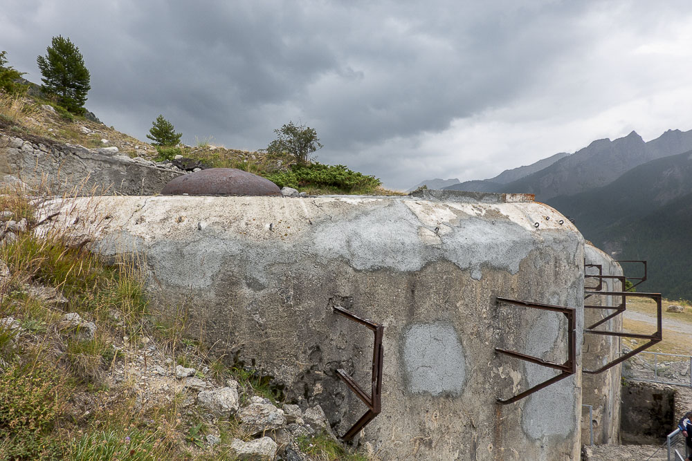 Ligne Maginot - SAINT OURS HAUT (SOH) - (Ouvrage d'artillerie) - Bloc 1
Noter la cloche LG et les supports d'antenne