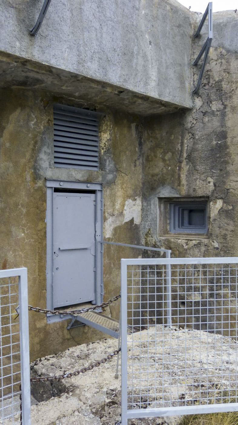 Ligne Maginot - SAINT OURS HAUT (SOH) - (Ouvrage d'artillerie) - Bloc 1
Passerelle pour l'entrée des hommes
Remise en état de la porte d'entrée, de la passerelle, de l'embrasure pour FM et de la grille de ventilation - LANDE Jehan