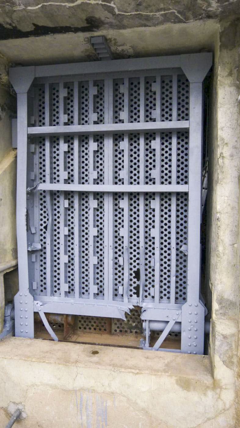 Ligne Maginot - SAINT OURS HAUT (SOH) - (Ouvrage d'artillerie) - Bloc 1
Pont levis relevé
État du pont levis du garage après dérouillage et peinture
2023 - LANDE Jehan