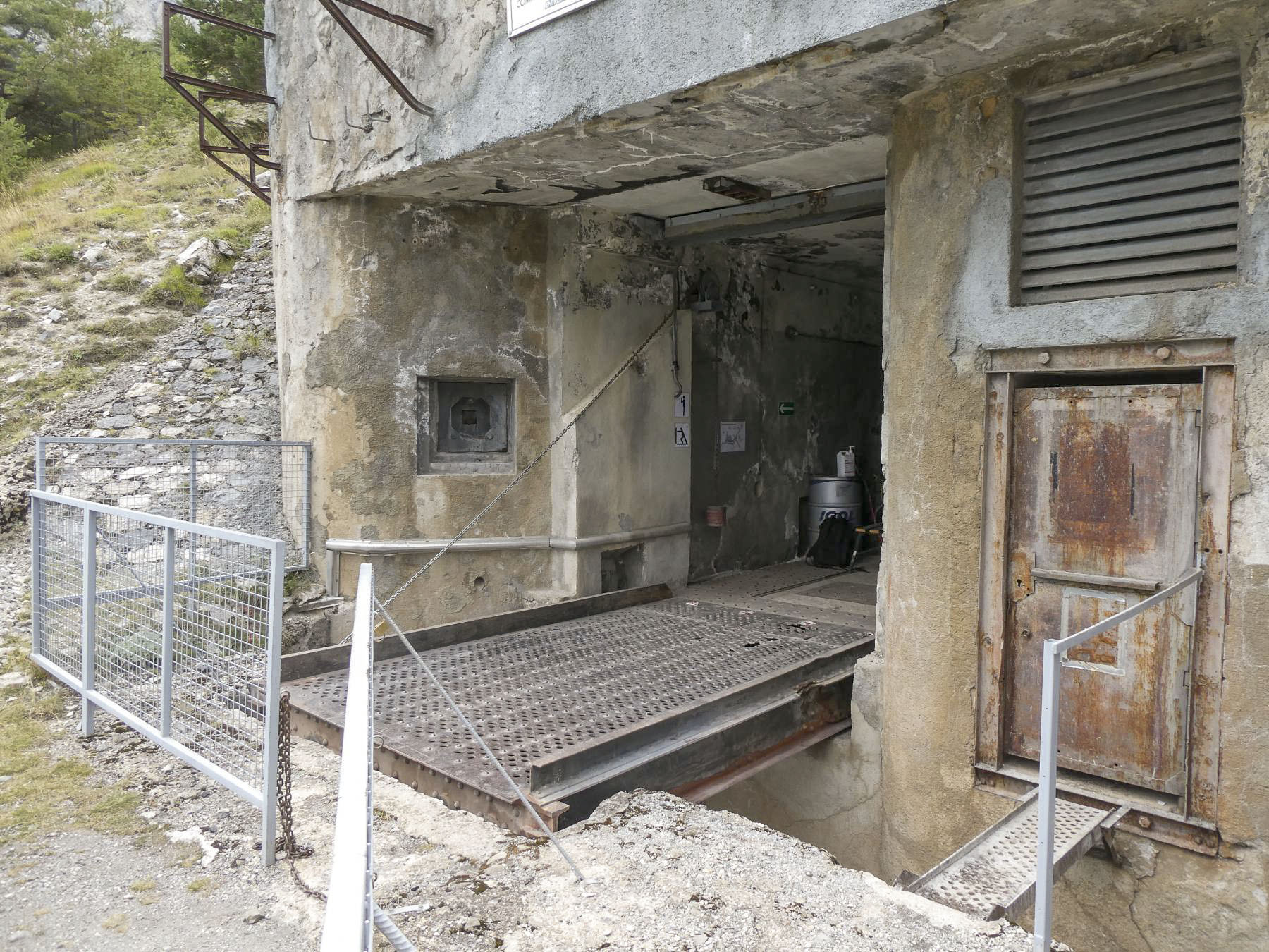 Ligne Maginot - SAINT OURS HAUT (SOH) - (Ouvrage d'artillerie) - Bloc 1
Les deux entrées et leurs passerelles abaissées au dessus du fossé diamant