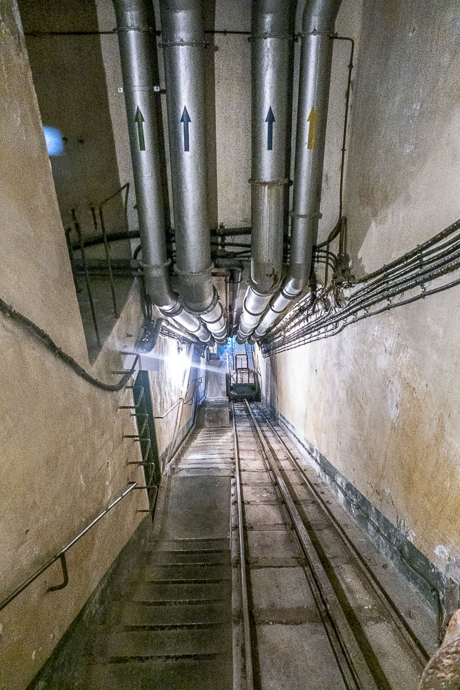 Ligne Maginot - SAINT OURS HAUT (SOH) - (Ouvrage d'artillerie) - Bloc 1
Plan incliné descendant.
Sur la gauche on voir l'échelle qui mène au créneau de défense de l'entrée