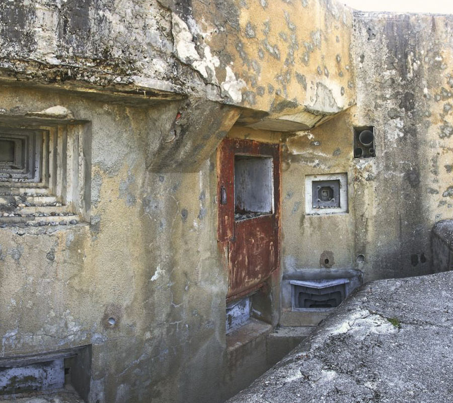 Ligne Maginot - SAINT OURS HAUT (SOH) - (Ouvrage d'artillerie) - Bloc 2
Vue panoramique de la façade, permettant de voir l'ensemble des créneaux