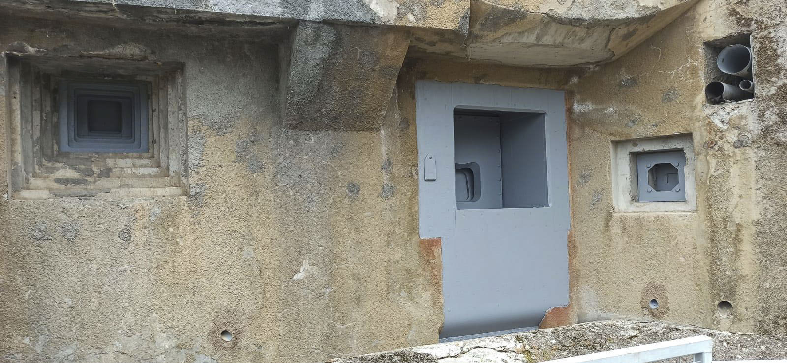 Ligne Maginot - SAINT OURS HAUT (SOH) - (Ouvrage d'artillerie) - Bloc 2
De gauche à droite : créneau jumelage avec trémie n°3, créneau de 75/31, créneau FM et évacuation des gaz (usine, latrines...)
Travaux de dérouillage et peinture sur parties métalliques - LANDE Jehan