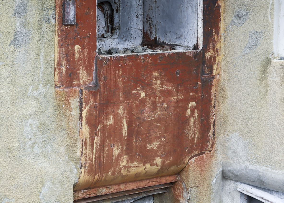 Ligne Maginot - SAINT OURS HAUT (SOH) - (Ouvrage d'artillerie) - Bloc 2
Gros plan sur la tôle recourbée boulonnée à la trémie de 75mm, pour renforcer le massif bétonné entre créneau de 75 et de 81mm