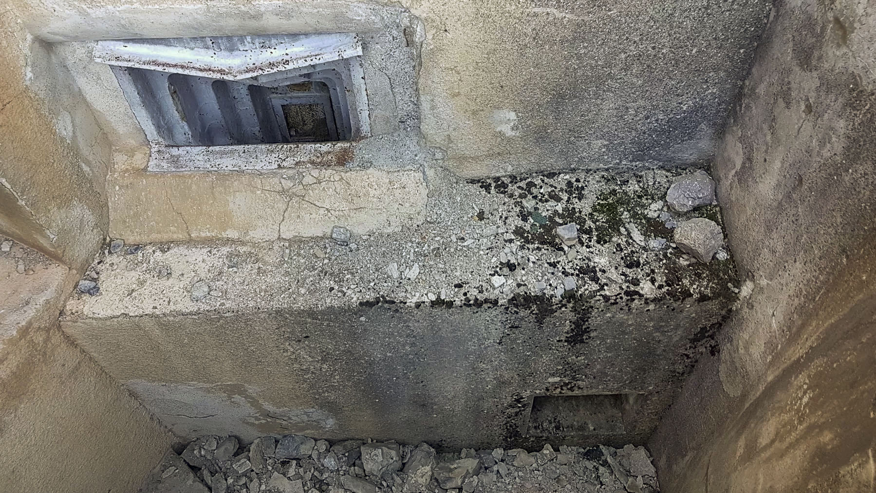 Ligne Maginot - SAINT OURS HAUT (SOH) - (Ouvrage d'artillerie) - Bloc 2
Créneau du mortier de 50, en dessous l'issue de secours - ELLENA Daniel - CUNY Philippe