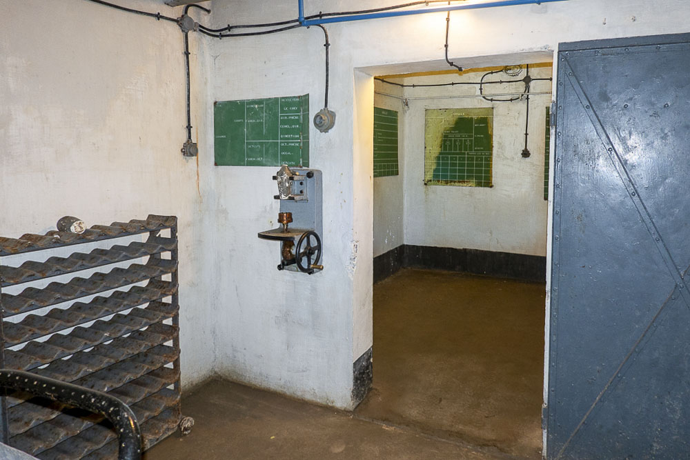Ligne Maginot - SAINT OURS HAUT (SOH) - (Ouvrage d'artillerie) - Bloc 2
Etage intermédiaire
PC pour les mortiers de 81 vu depuis la chambre de tir du mortier de droite