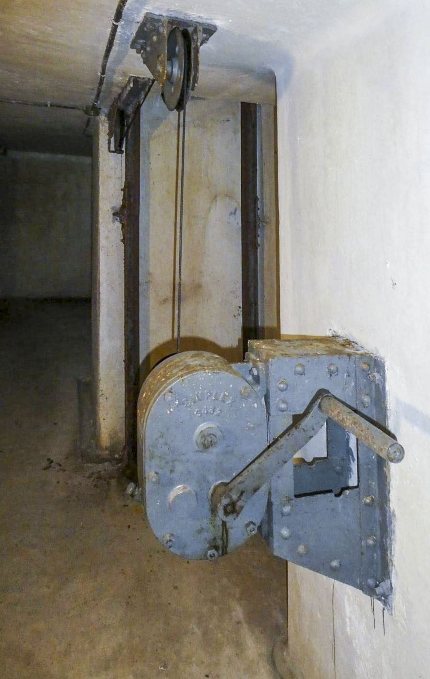 Ligne Maginot - SAINT OURS HAUT (SOH) - (Ouvrage d'artillerie) - Bloc 2  
Monte munitions
Fabrication Simplex