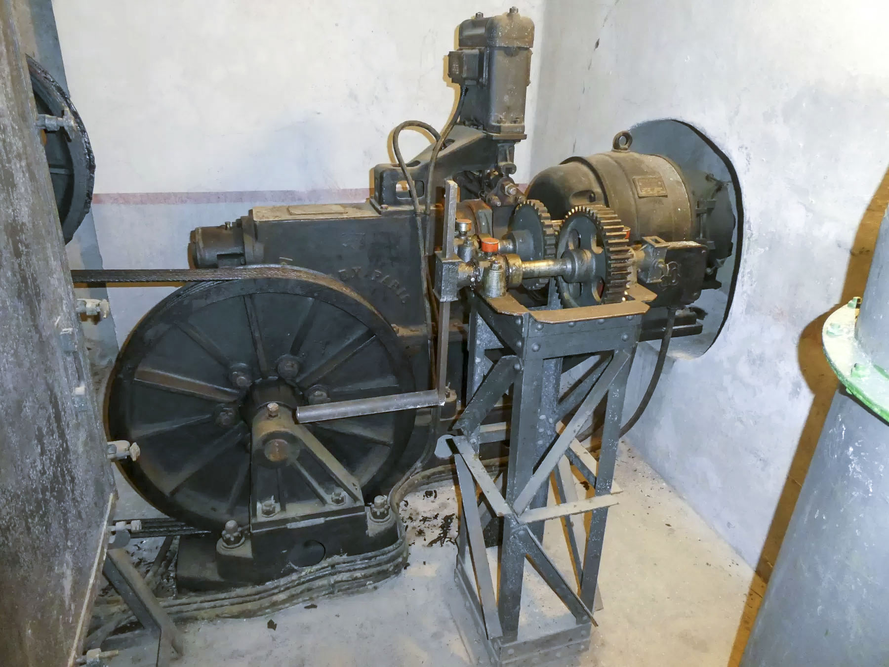 Ligne Maginot - SAINT OURS HAUT (SOH) - (Ouvrage d'artillerie) - Bloc 2
Motorisation du monte-charge SIMPLEX - ELLENA Daniel - CUNY Philippe