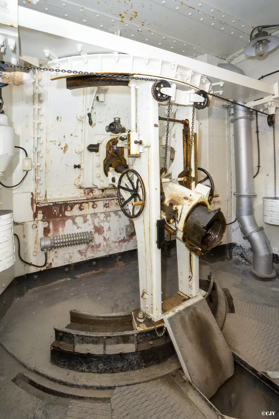 Ligne Maginot - SAINT OURS HAUT (SOH) - (Ouvrage d'artillerie) - Bloc 2
Mortier de 75mm modèle 31.
Noter la présence - rare - d'une lunette de tir direct, prêtée par l'armée à l'association. - Lia VERMEULEN