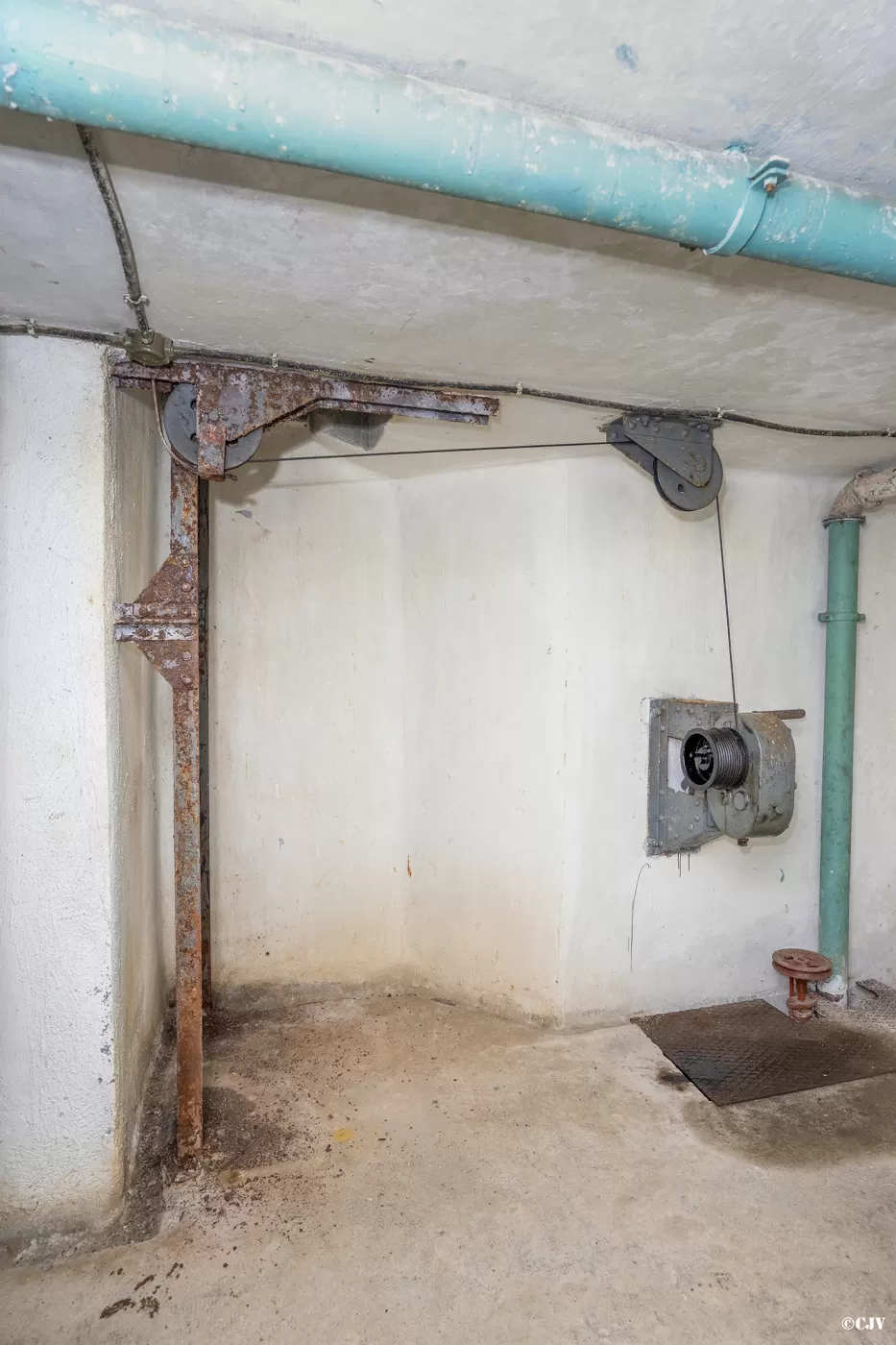 Ligne Maginot - SAINT OURS HAUT (SOH) - (Ouvrage d'artillerie) - Bloc 2
Etage inférieur
Le monte-munitions - Lia VERMEULEN