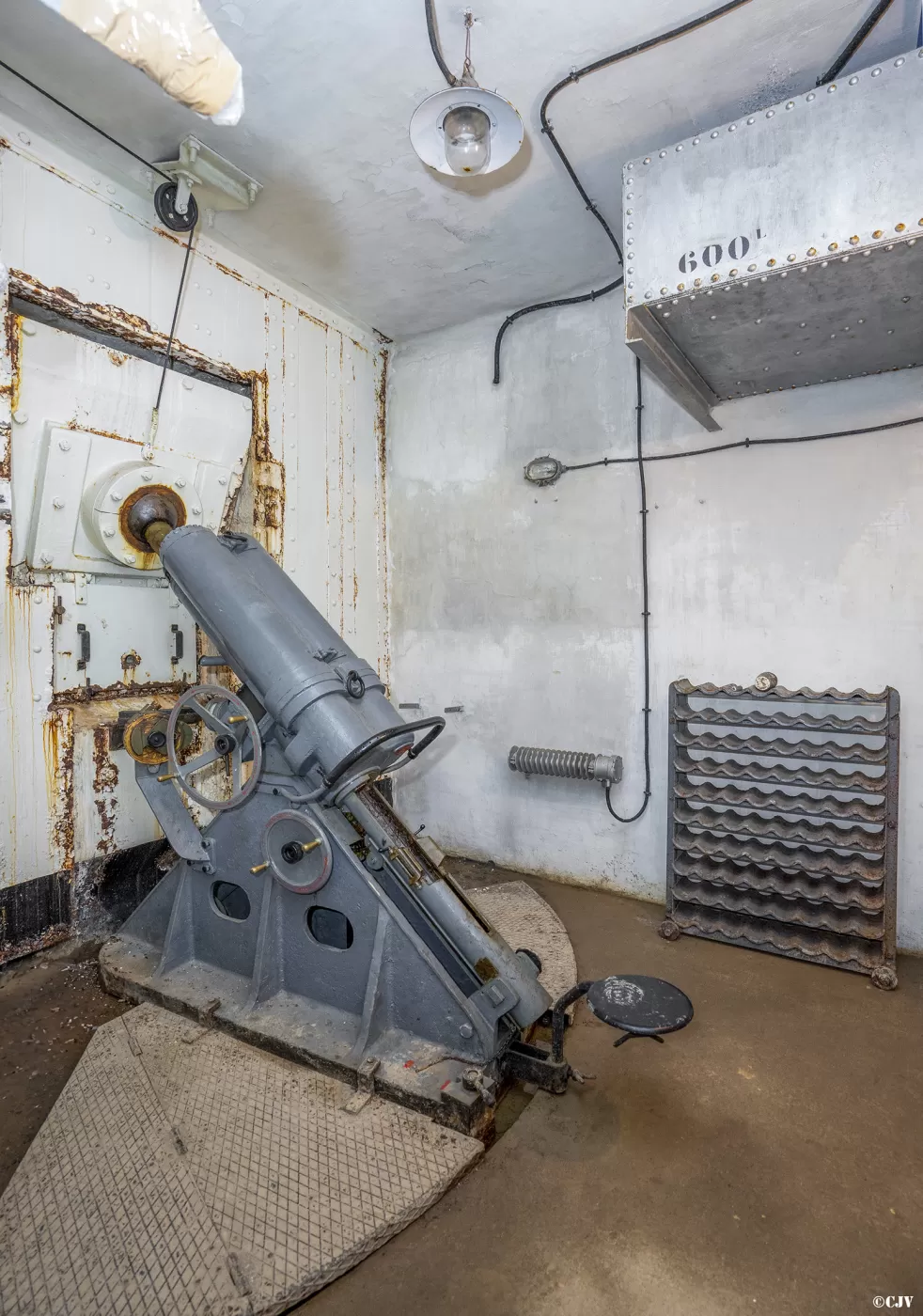 Ligne Maginot - SAINT OURS HAUT (SOH) - (Ouvrage d'artillerie) - Bloc 2
Etage inférieur
Mortier de 81 mm sous casemate - Lia VERMEULEN