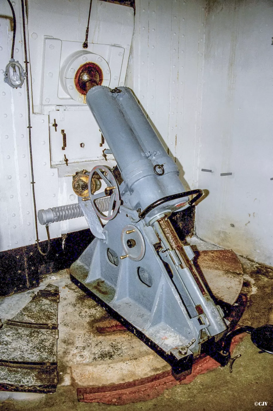 Ligne Maginot - SAINT OURS HAUT (SOH) - (Ouvrage d'artillerie) - Bloc 2
Etage inférieur
Mortier de 81 mm sous casemate - Lia VERMEULEN