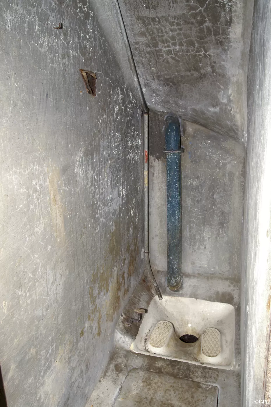 Ligne Maginot - SAINT OURS HAUT (SOH) - (Ouvrage d'artillerie) - Bloc 2
Sous l'escaliers - Lia VERMEULEN