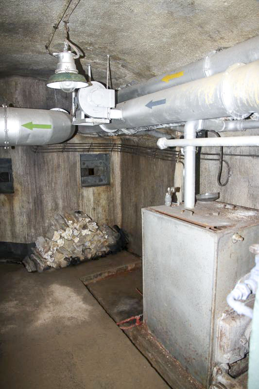 Ligne Maginot - SAINT OURS HAUT (SOH) - (Ouvrage d'artillerie) - A droite, la chaudière de chauffage d'appoint, localisée entre la cuisine et le blockhaus de bas de plan incliné.
