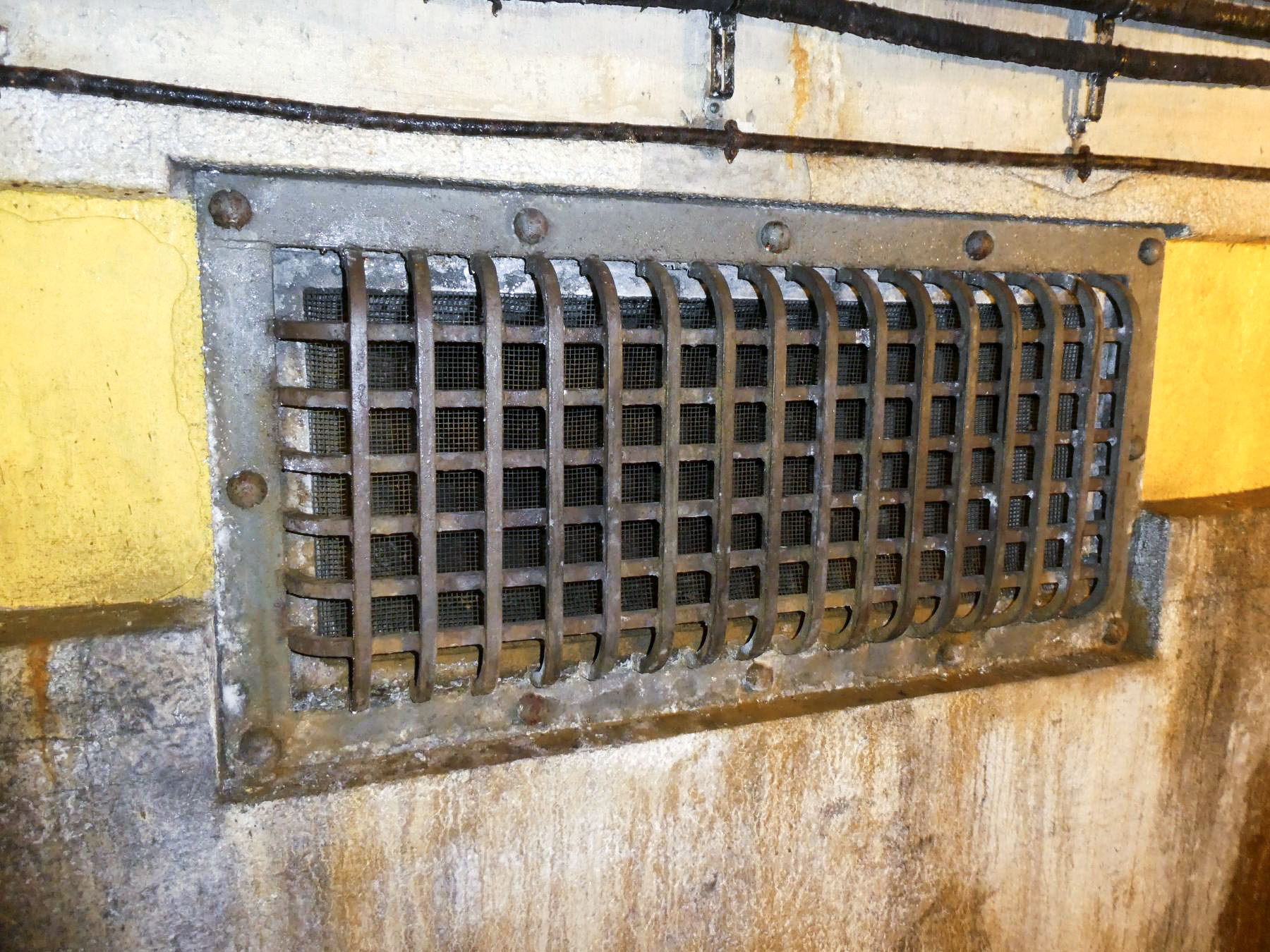 Ligne Maginot - SAINT OURS HAUT (SOH) - (Ouvrage d'artillerie) - Casernement
Grille de prise d'air du bloc 2 dans le couloir principal.