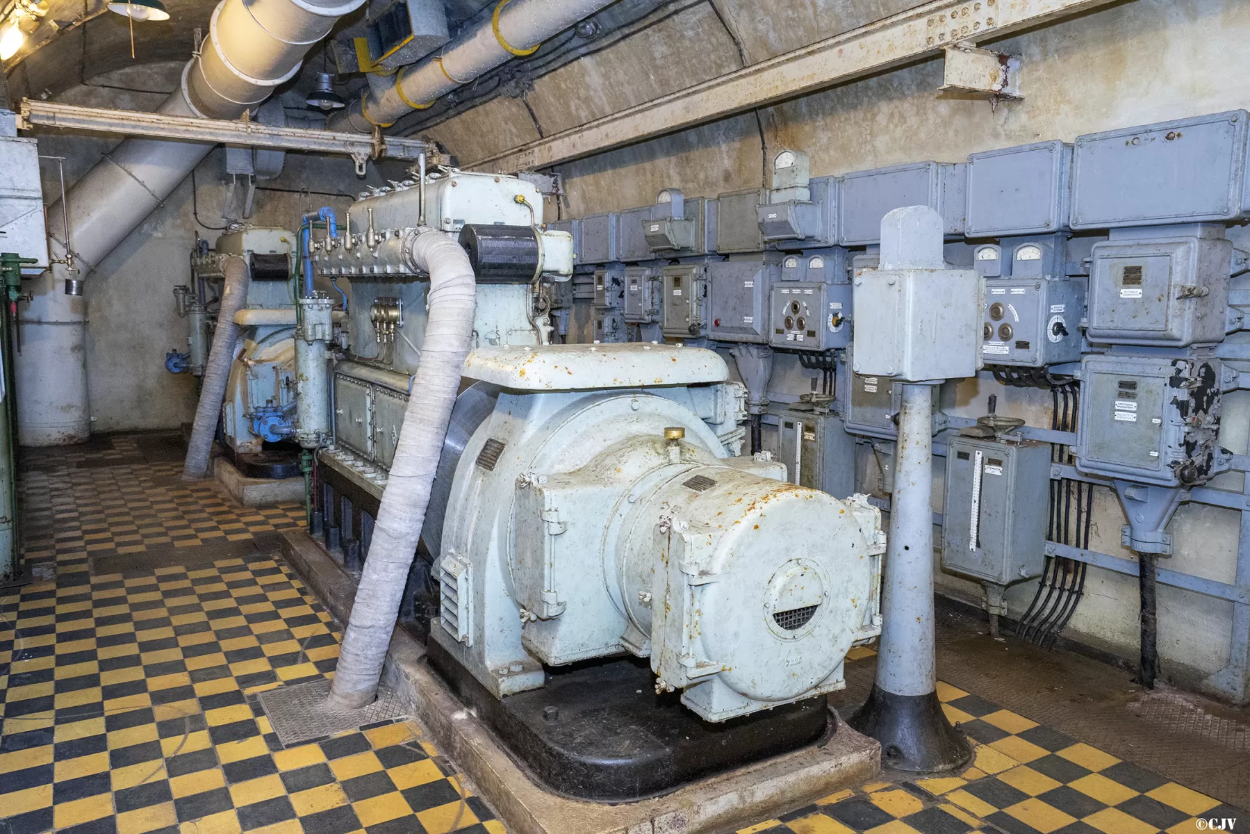 Ligne Maginot - SAINT OURS HAUT (SOH) - (Ouvrage d'artillerie) - L'usine électrique
Les deux groupes Renault de 77 CV - Lia VERMEULEN