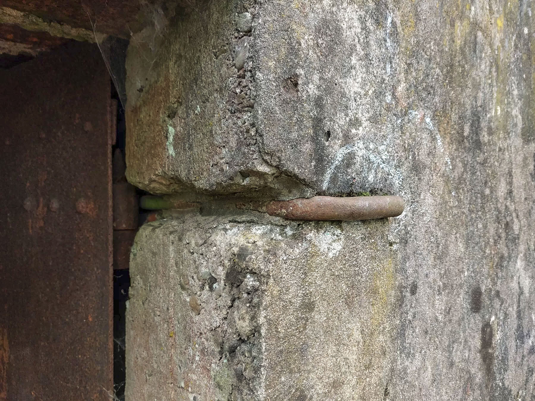 Ligne Maginot - BIESENBERG - OBS AVANCé - (Observatoire d'artillerie) - Entrée de la galerie
Fourreau pour le passage des câbles téléphoniques - Gregory Fuchs