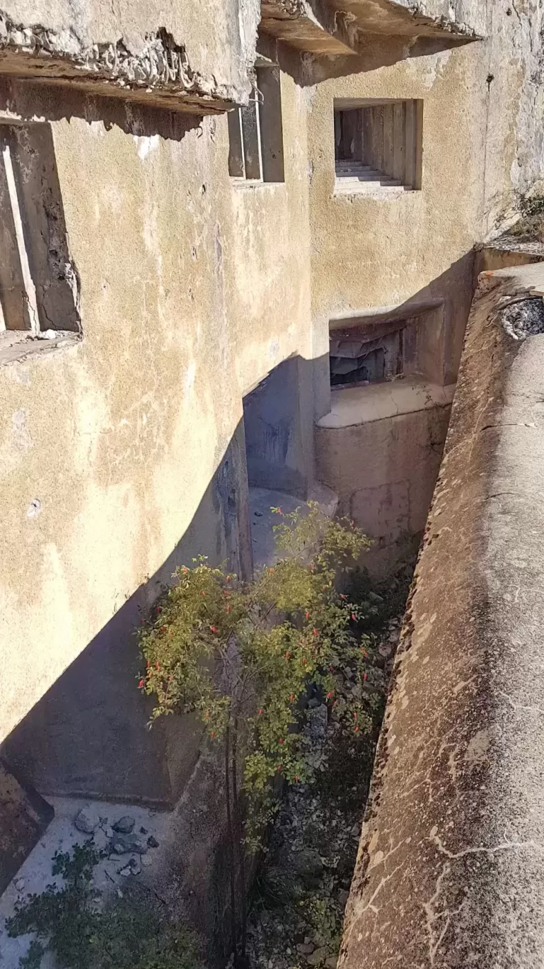 Ligne Maginot - SAINT OURS HAUT (SOH) - (Ouvrage d'artillerie) - Bloc 5
Au fond le créneau du mortier de 50, au dessus le créneau JM - ELLENA Daniel - CUNY Philippe