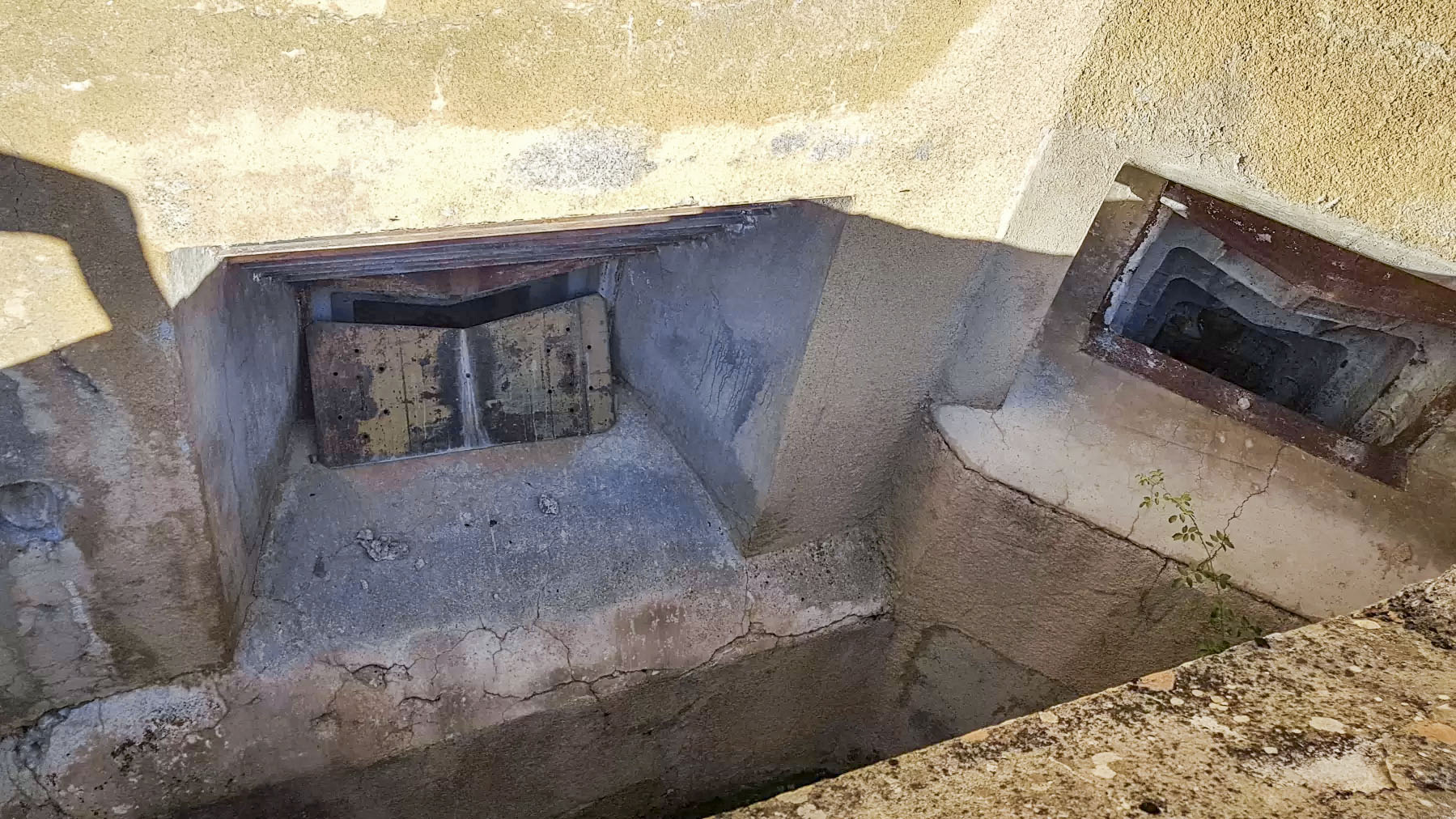 Ligne Maginot - SAINT OURS HAUT (SOH) - (Ouvrage d'artillerie) - Bloc 5
Le créneau du mortier de 50 à droite - ELLENA Daniel - CUNY Philippe