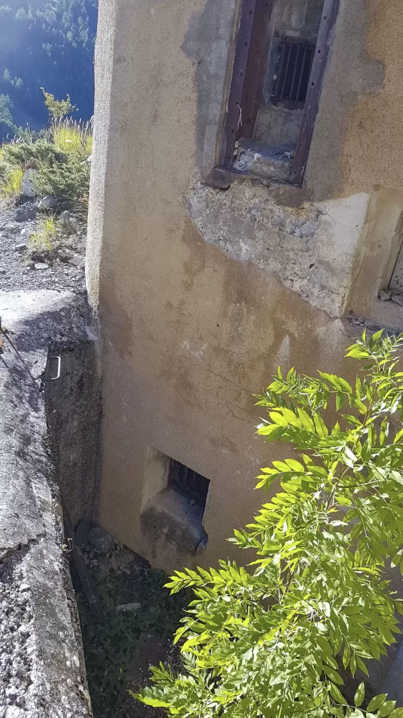 Ligne Maginot - SAINT OURS HAUT (SOH) - (Ouvrage d'artillerie) - Bloc 5
L'issue de secours - ELLENA Daniel - CUNY Philippe