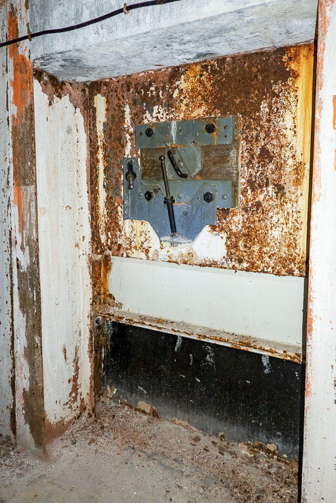 Ligne Maginot - SAINT OURS HAUT (SOH) - (Ouvrage d'artillerie) - Bloc 5
Etage supérieur
Créneau FM couvrant la chambre de tir des mortiers de 81