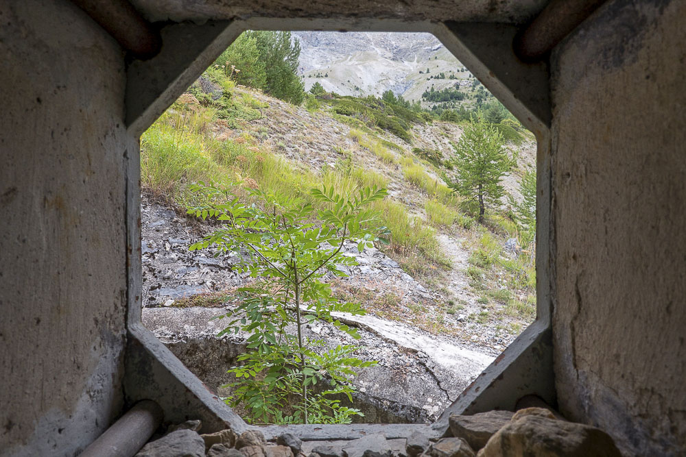 Ligne Maginot - SAINT OURS HAUT (SOH) - (Ouvrage d'artillerie) - Bloc 5
Etage supérieur
Vue à travers le créneau FM couvrant la chambre de tir JM simple
