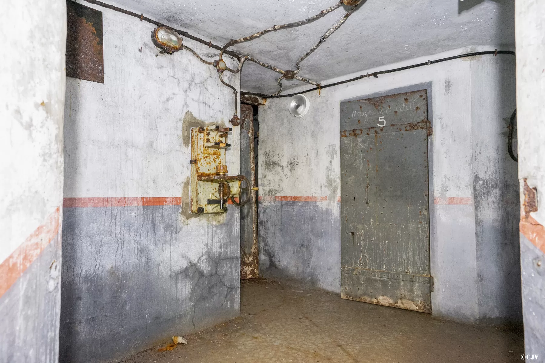 Ligne Maginot - SAINT OURS HAUT (SOH) - (Ouvrage d'artillerie) - Bloc 5
Local de préparation des munitions du mortier de 81 - Lia VERMEULEN