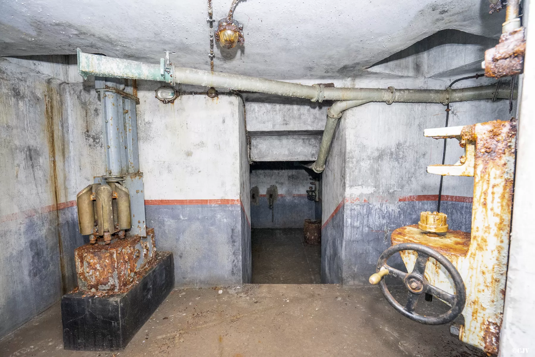 Ligne Maginot - SAINT OURS HAUT (SOH) - (Ouvrage d'artillerie) - Bloc 5
Local de préparation des munitions du mortier de 81 - Lia VERMEULEN