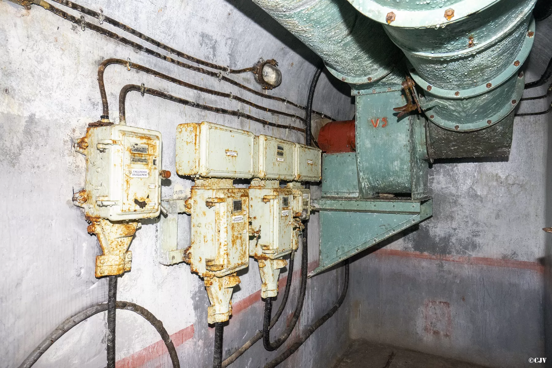 Ligne Maginot - SAINT OURS HAUT (SOH) - (Ouvrage d'artillerie) - Bloc 5
Ventilation et tableau électrique - Lia VERMEULEN