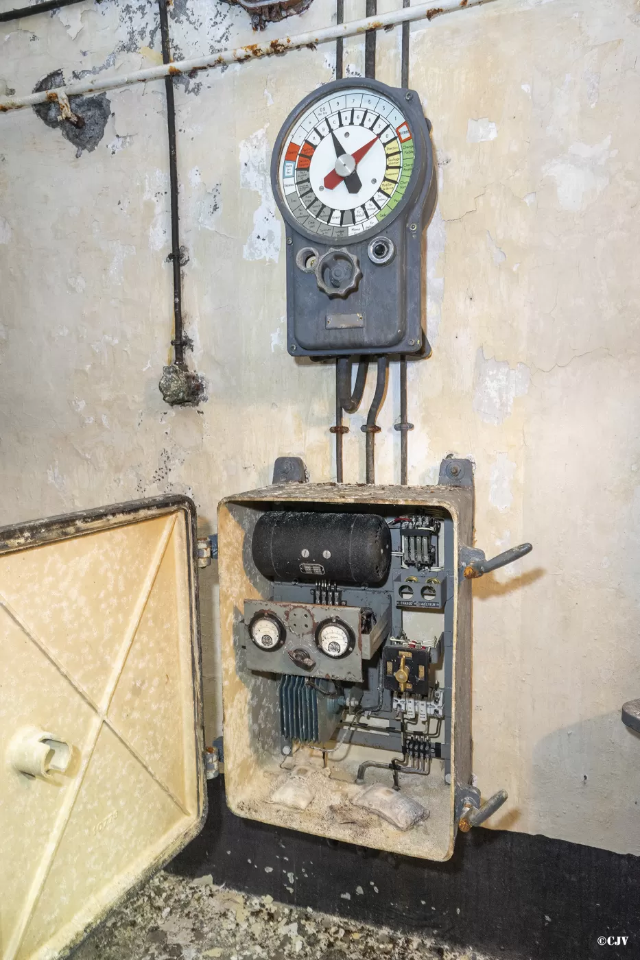 Ligne Maginot - SAINT OURS HAUT (SOH) - (Ouvrage d'artillerie) - Bloc 5
Transmetteur d'ordres Saint-Chamond-Granat et son boitier d'alimentation - Lia VERMEULEN