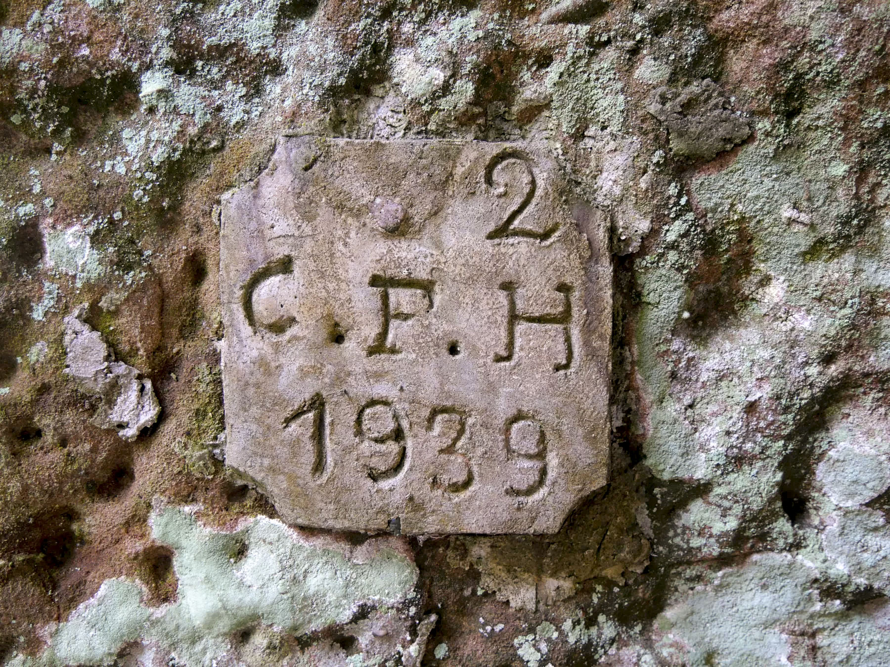 Ligne Maginot - WALDECK - (Observatoire d'artillerie) - Cartouche 'C.F.H 1939' dans le passage vers l'observatoire - j.l