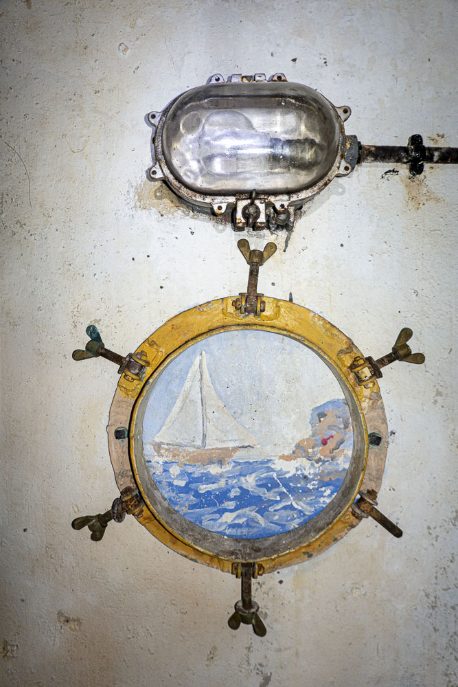 Ligne Maginot - SAINT OURS HAUT (SOH) - (Ouvrage d'artillerie) - Chambre du commandant
Peinture murale 'hublot'