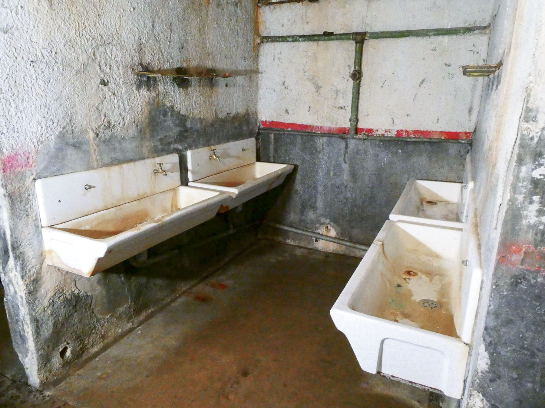 Ligne Maginot - SAINT OURS HAUT (SOH) - (Ouvrage d'artillerie) - Casernement
Lavabos - Daniel ELLENA - Philippe CUNY