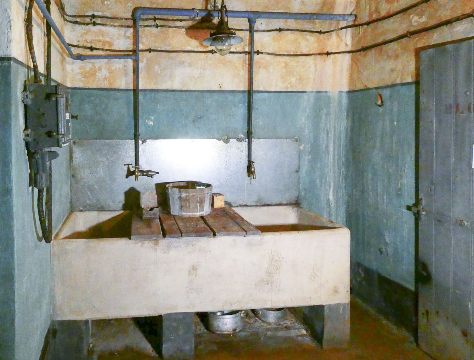 Ligne Maginot - SAINT OURS HAUT (SOH) - (Ouvrage d'artillerie) - La cuisine: 
Evier pour le lavage des ustensiles