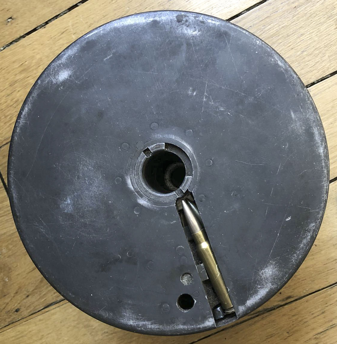 Ligne Maginot - Chargeur Reibel - Vue de la face 'coté culasse' du chargeur camembert de 149 cartouches (ou moins si on en avait mis moins, ce qui était mon cas !), une fois regarni et prêt à tirer