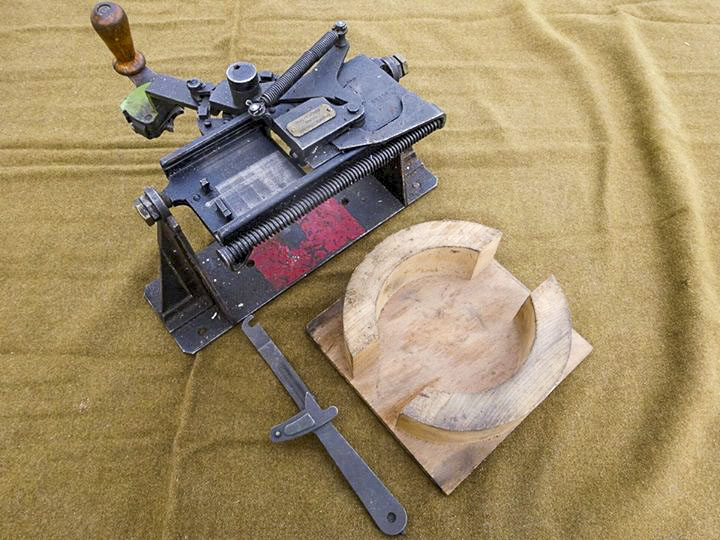 Ligne Maginot - Disposition de chargement MAC 31 - Le dispositif permettant le rechargement des chargeurs 'camembert' de la mitrailleuse Reibel MAC 31, avec l'outil de chargement et le support en bois destiné au maintien du chargeur lors de l'opération.