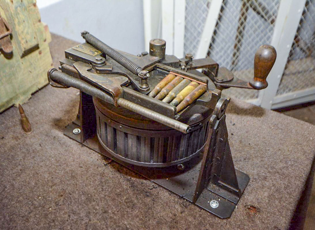 Ligne Maginot - Ouvrage de la FERTE - Dispositif de chargement des chargeurs 'camembert' des mitrailleuses Reibel MAC 31