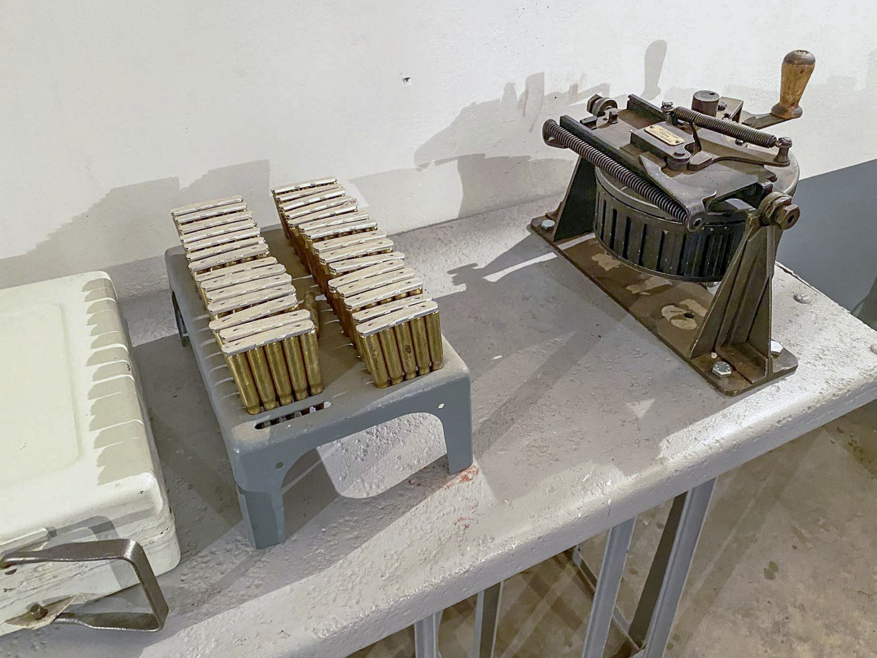 Ligne Maginot - Jumelage de mitrailleuse Reibel MAC 31 - Dispositif permettant d'approvisionner les chargeurs pour mitrailleuses Reibel MAC 31.
De D à D : Caisse de munitions, plateau support et dispositif de chargement