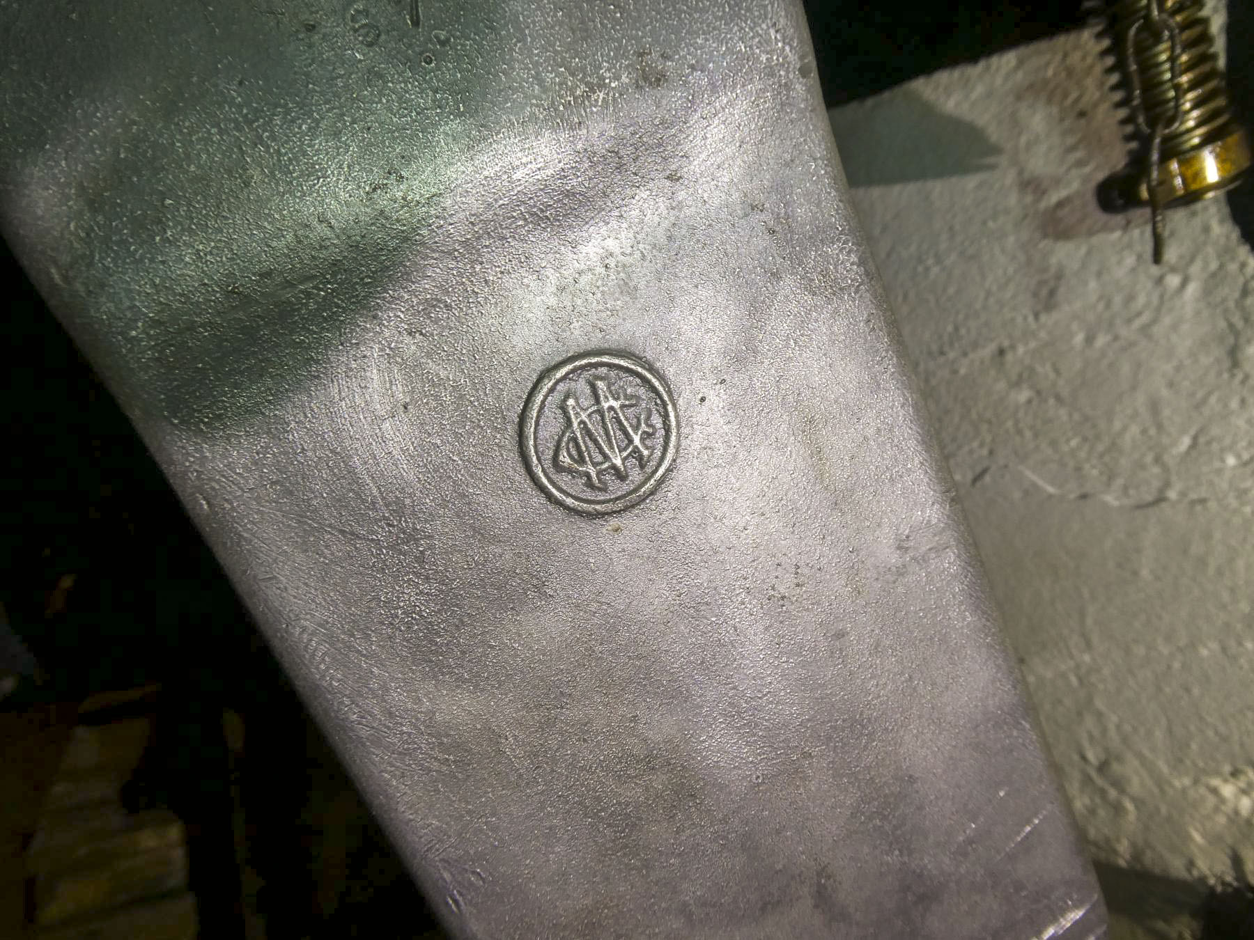 Ligne Maginot - Mitrailleuse  'Reibel' MAC 31 (MAC 31) - Mitrailleuse 'Reibel' MAC 31  
Marquage fabricant sur le carter de réception des douilles