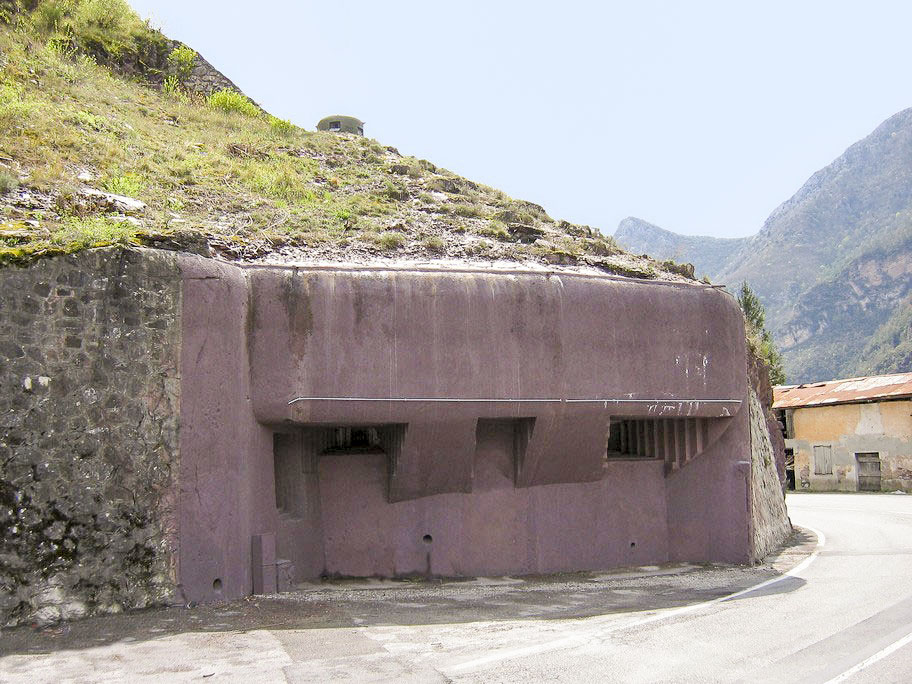 Ligne Maginot - FRESSINEA (FA) - (Ouvrage d'infanterie) - Façade avant du bloc 3.
Au dessus, cloche GFM du bloc 2.