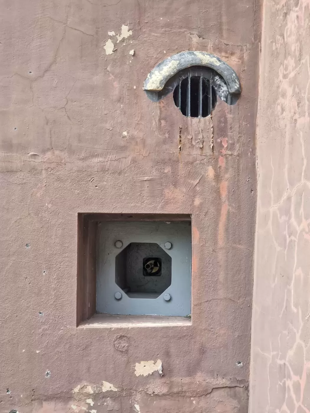 Ligne Maginot - FRESSINEA (FA) - (Ouvrage d'infanterie) - Le créneau FM de défense de l'entrée situé dans le local cuisine - ELLENA Daniel - CUNY Philippe