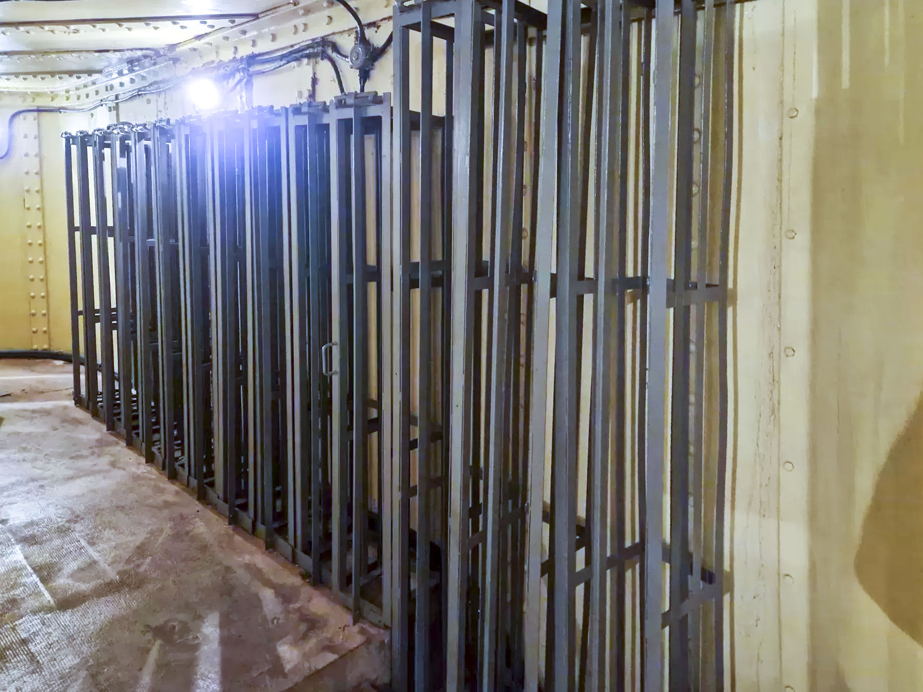 Ligne Maginot - FRESSINEA (FA) - (Ouvrage d'infanterie) - Bloc 3
Rack de stockage pour les munitions de 7,5 mm. - ELLENA Daniel - CUNY Philippe