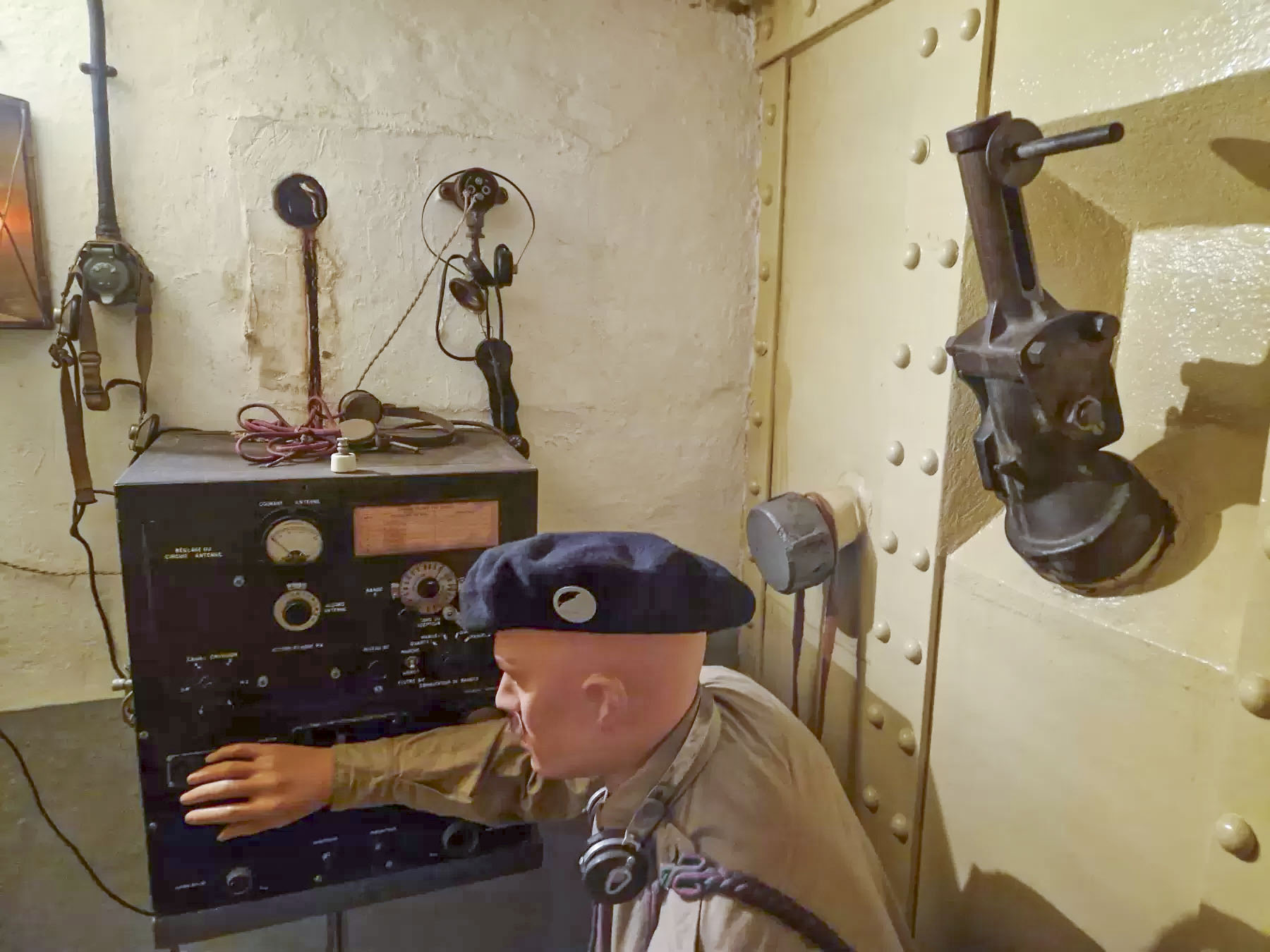 Ligne Maginot - FRESSINEA (FA) - (Ouvrage d'infanterie) - Local radio au dessus de la cuisine.
Goulotte lance-grenade orientée sur la façade non protégée de l'ouvrage. - ELLENA Daniel - CUNY Philippe