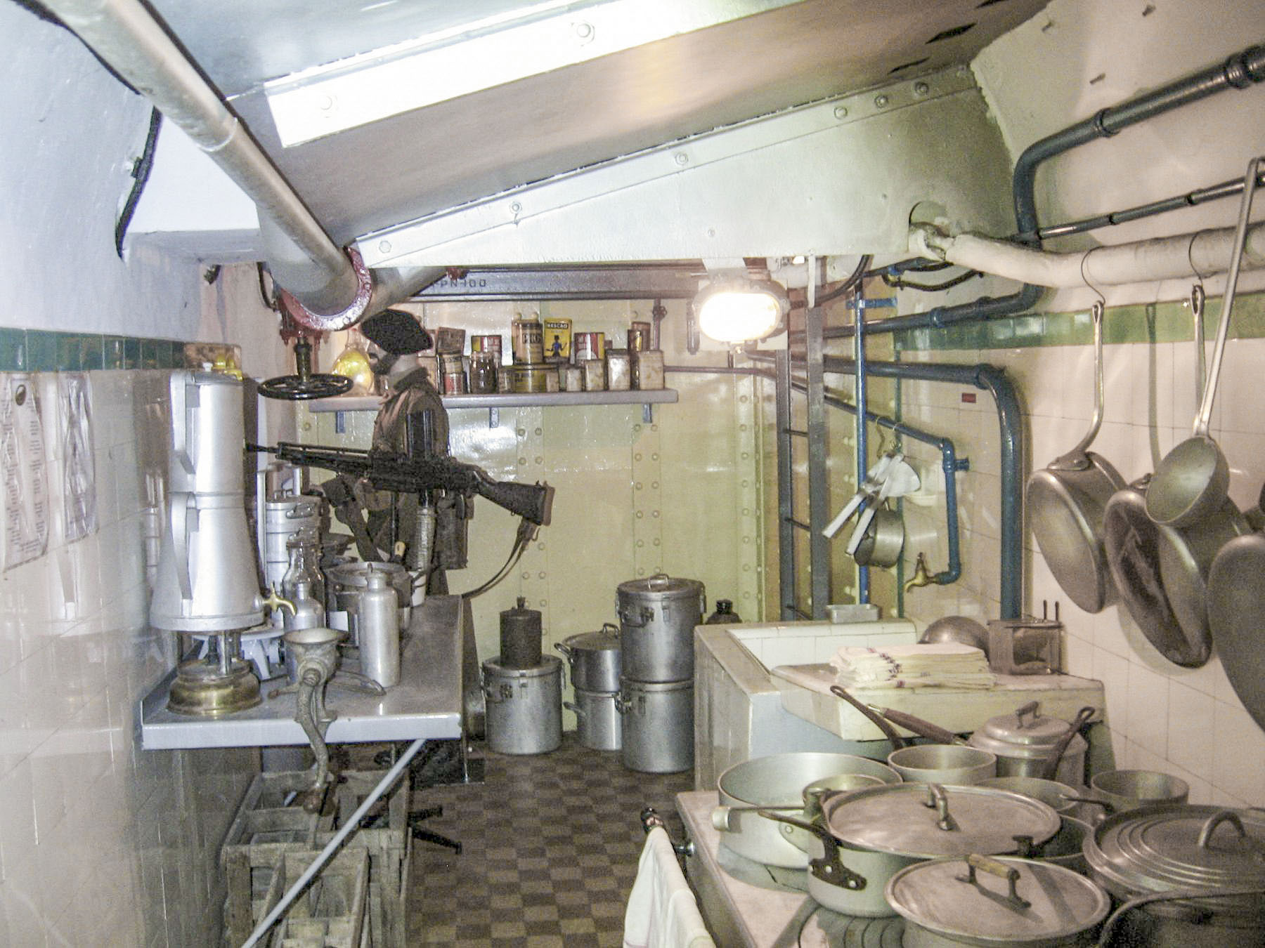 Ligne Maginot - FRESSINEA (FA) - (Ouvrage d'infanterie) - Créneau de défense de l’entrée dans la cuisine.
Au fond l'échelle d'accès au local radio.
 - Denis