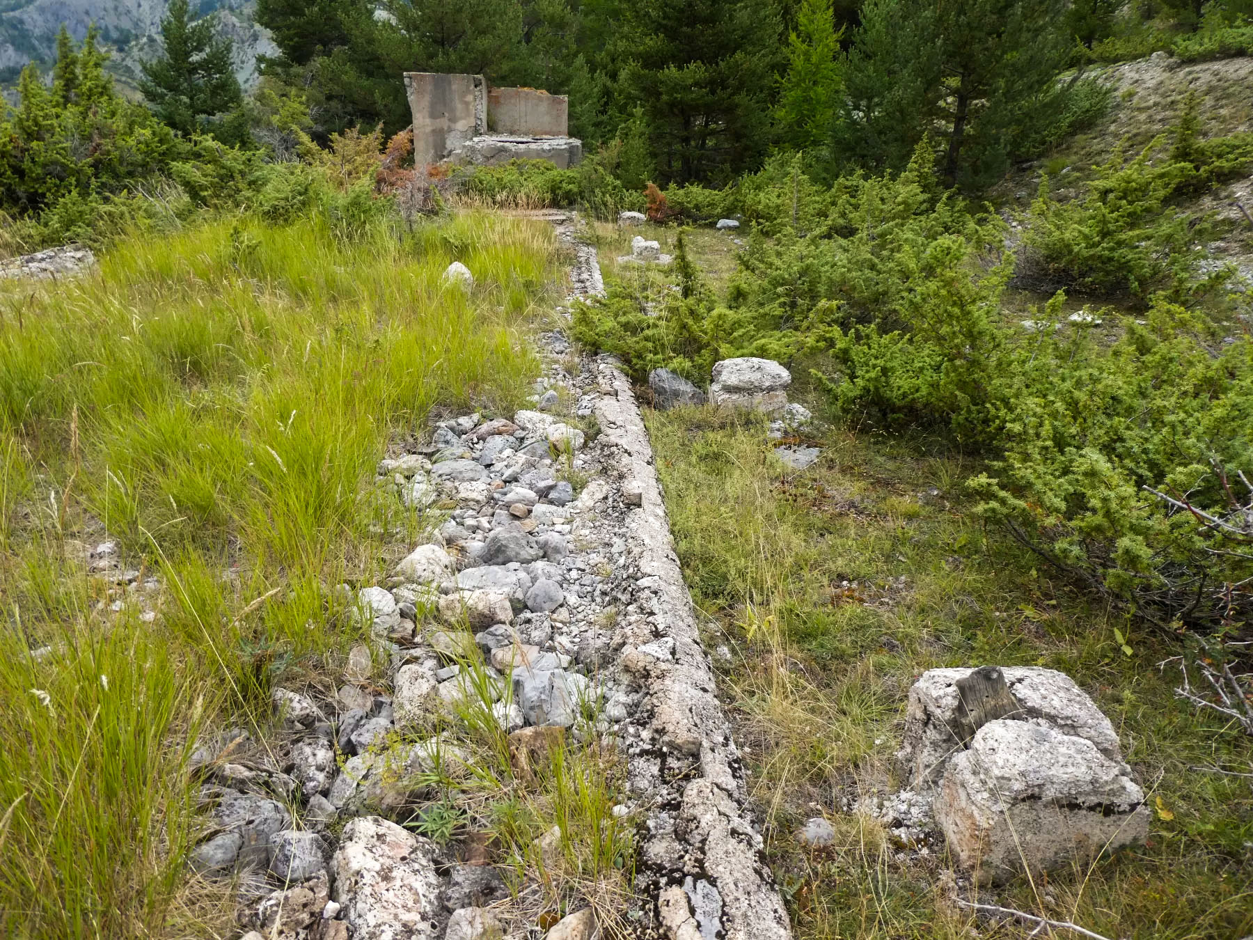 Ligne Maginot - SAINT OURS HAUT - (Casernement) - Restes du soubassement, du baraquement. - ELLENA Daniel - CUNY Philippe