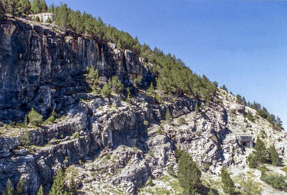 Ligne Maginot - LES AITTES - (Ouvrage d'infanterie) - Vue de l'avant
A gauche de la photo en hauteur, le bloc 1, sur la droite de la photo, les blocs 4 (en bas) et 3