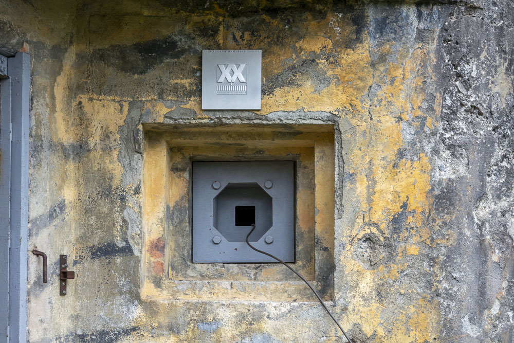 Ligne Maginot - LES AITTES - (Ouvrage d'infanterie) - Bloc 1
Créneau FM de défense rapprochée.
Noter les restes de peinture de camouflage - Michel Teiten